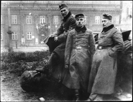 Niemieccy żołnierze na zburzonym pomniku Tadeusza...