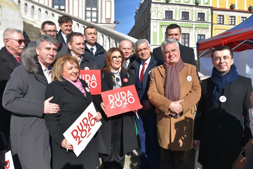 Wybory 2020. Jacek Sasin i Beata Mazurek zbierali podpisy dla prezydenta Dudy. Zobacz zdjęcia