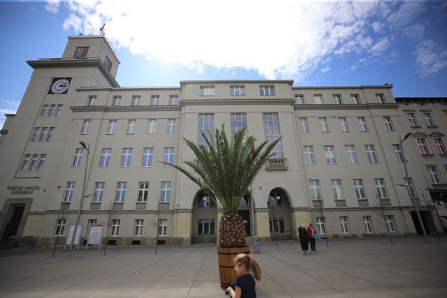 Do Chorzowa wrócił Bercik. Na razie z Galerii Libero w Katowicach przywieziono jedną palmę. 


Zobacz kolejne zdjęcia. Przesuwaj zdjęcia w prawo - naciśnij strzałkę lub przycisk NASTĘPNE