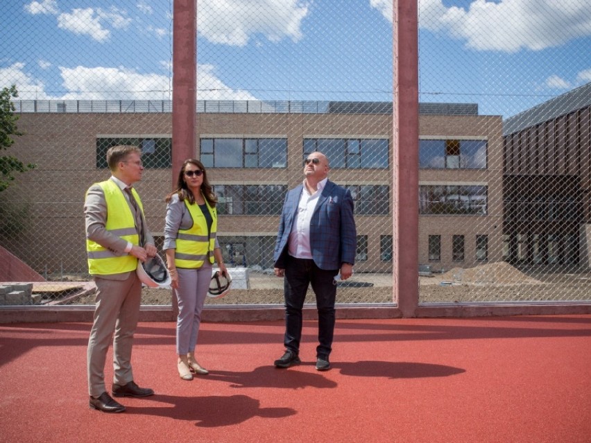 Kończy się budowa najnowocześniejszej szkoły w Wilanowie. W placówce za 84 miliony będą m.in. strefy relaksu dla uczniów i boisko na dachu
