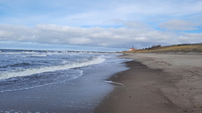 Słoneczny dzień na plaży w Darłówku