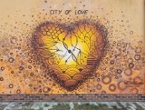 Sądecki Bansky nazwał Piwniczną-Zdrój „miastem miłości” i stworzył mural wspólnie z żoną. To w tym uzdrowisku Mgr Mors poznał miłość życia