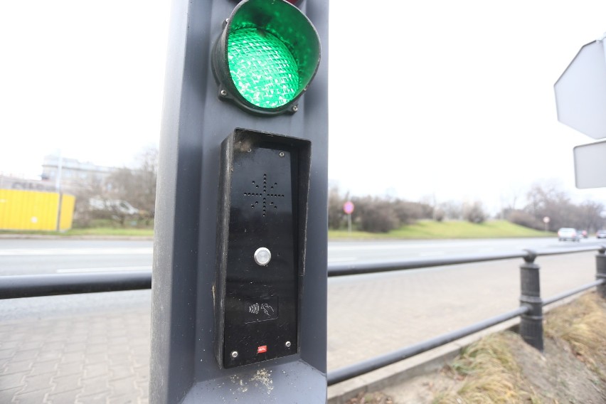 Nowe słupki automatyczne przy bulwarach wiślanych. Będą zabezpieczać przed nieuprawnionym wjazdem pojazdów