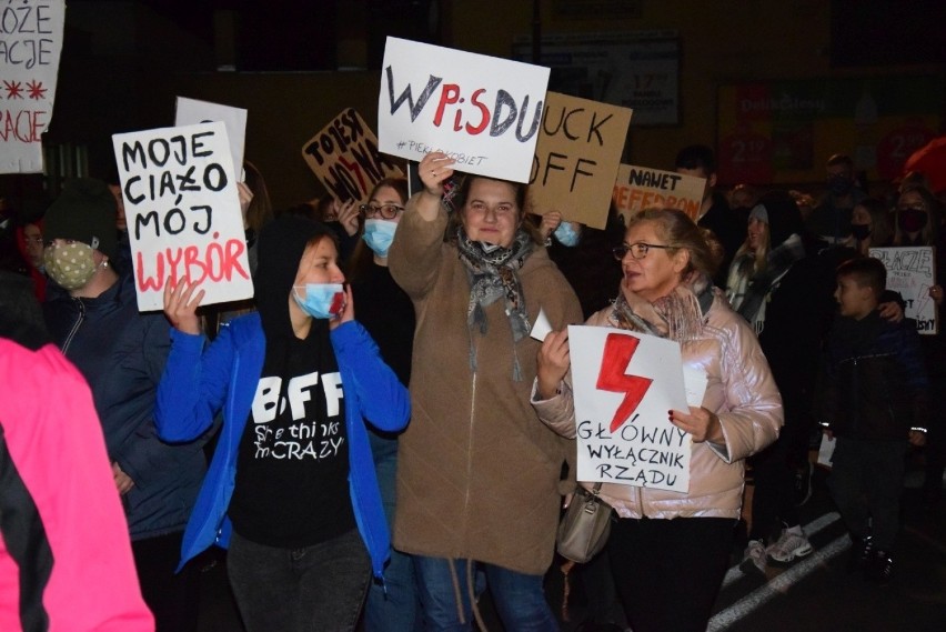 W centrum Mogilna pojawiło się jeszcze więcej protestujących...