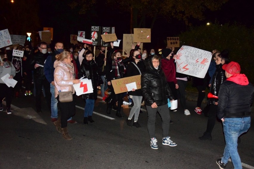 W centrum Mogilna pojawiło się jeszcze więcej protestujących...