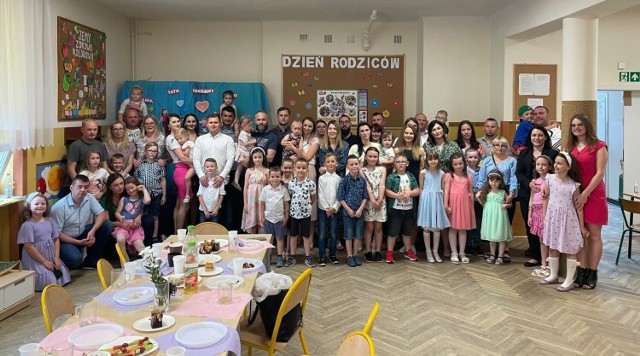Dzień Rodziców obchodziły wspólnie z mamą i tatą dzieci z grupy 0A Samorządowej Szkoły Podstawowej numer 3 imienia Jana Pawła II w Kazimierzy Wielkiej.