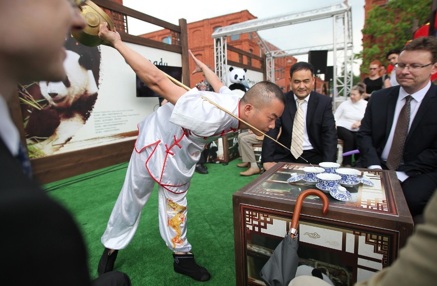 Pokaz parzenia herbaty zgodnie z chińską tradycją. Rynek Manufaktury, 28.06.2015