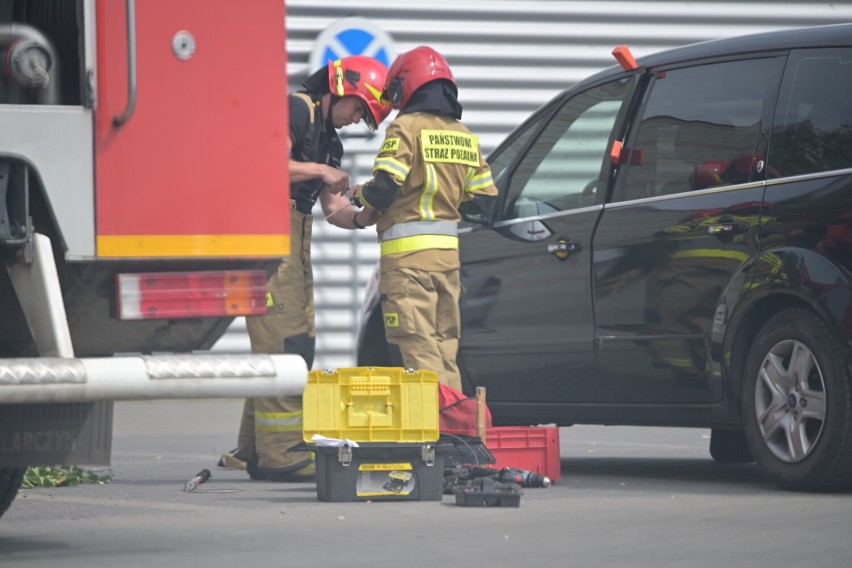 Dziecko było uwięzione w samochodzie na parkingu w Grudziądzu. Pomogli strażacy