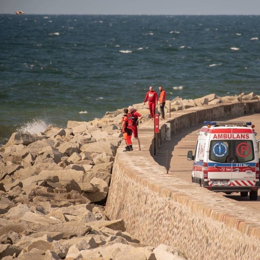 Tragedia w Darłowie. 3 dzieci porwanych przez fale Bałtyku! Nie żyje 14-latek. Dalsze poszukiwania nie przyniosły skutku [zdjęcia, wideo] 