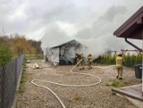 Pożar blaszanego garażu w Oleśnicy. Z ogniem walczyły zastępy straży pożarnej z JRG Dąbrowa Tarnowska i OSP Olesno