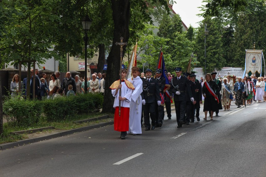 Setki wiernych na procesji Bożego Ciała w Olkuszu