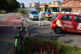 Wypadek w Lesznie. Zderzenie rowerzystki z autem nauki jazdy. Kobieta trafiła do szpitala