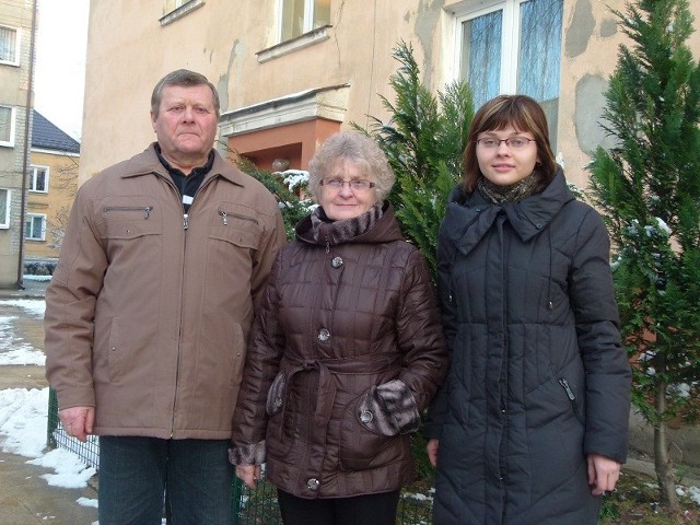 Władimir, Leontyna i Ludmiła Denissewicz przed blokiem, w którym zamieszkali po przyjeździe do Łowicza