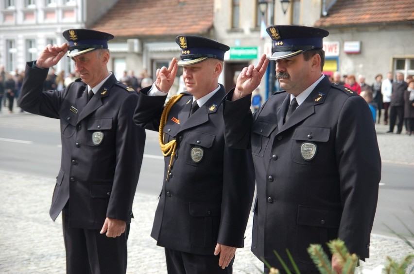 Trzeci Maja w Zbąszyniu. Obchody pod pomnikiem. ZDJĘCIA I...