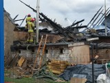 Trwa dogaszanie pożaru  budynku przy ulicy Wiejskiej w Jeleniej Górze. Potężny słup ognia oraz duże zadymienie wyglądały bardzo niepokojąco 