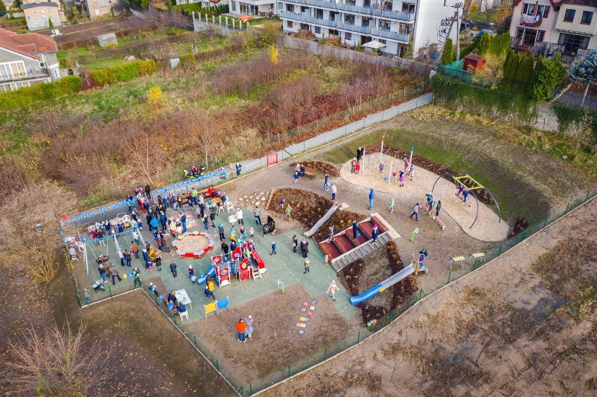 Spotkanie na nowym placu zabaw przy ul. Źródło Marii w Wielkim Kacku. Rada Dzielnicy i Parafia św. Wawrzyńca przygotowały słodkości ZDJĘCIA