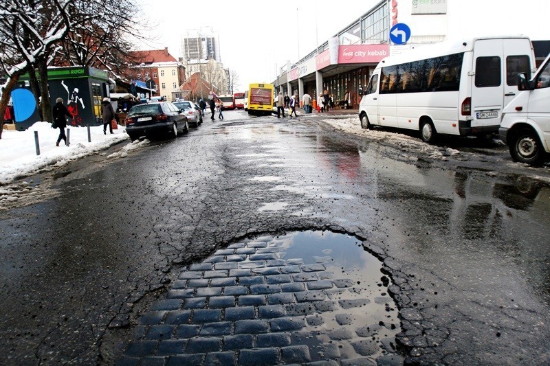 Oto ulica Piotra Skargi w Katowicach, dziurawa ja...