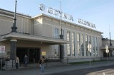 Kontrowersyjna interwencja funkcjonariuszy SOK. Z dworca PKP w Gdyni usunęli gitarzystkę [FILM]