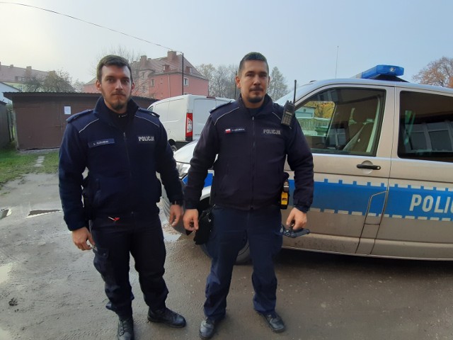 Starszy sierżant Mateusz Kucharczyk (z prawej) i posterunkowy Jakub Czubik w chwilę po akcji, jeszcze okopceni przez dym