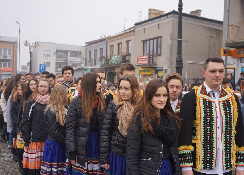 Kraśnik: Piękny polonez maturzystów "Górki" na Rynku Starego Miasta (ZDJĘCIA, WIDEO)