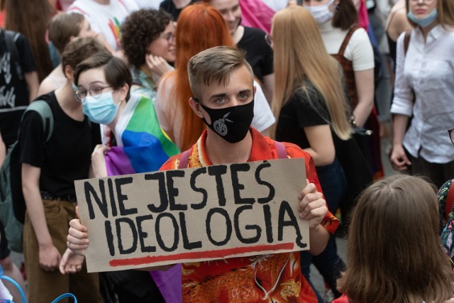 Na ul. Półwiejskiej w Poznaniu odbyła się pikieta osób LGBT+. Nie zgadzają się oni z retoryką polityków PiS z ostatnich dni, w tym ze słowami Andrzeja Dudy, że LGBT to ideologia, a nie ludzie.

Zobacz zdjęcia --->