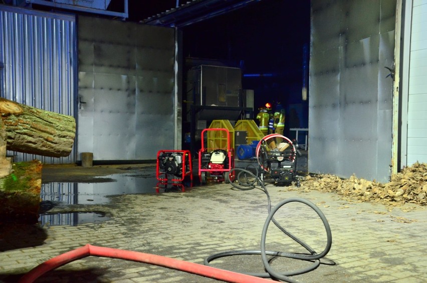 Gostyń. Pożar w tartaku w Koszkowie. Strażacy pracowali w trudnych warunkach. Nie obyło się bez sprzętu ochrony dróg oddechowych [ZDJĘCIA]