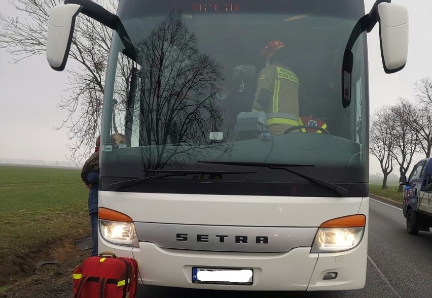 Wypadek busa na DK  11 pod Kluczborkiem. Przewoził osoby niepełnosprawne