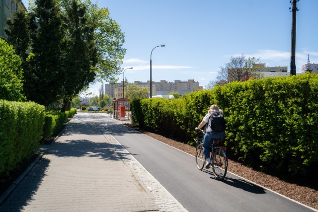 Licząca prawie 400 m droga dla rowerów powstała po południowej stronie ul. Jana Olbrachta i stanowi kontynuację ścieżki rowerowej, którą w 2015 r. wybudowano od strony przystanku autobusowego „Znana 01”. 

- Połączyła tereny w sąsiedztwie ogródków działkowych (w tym rejonie jest wiele bloków, w tym kilka wybudowanych w ostatnich latach) z ul. Bitwy pod Lenino. Dzięki temu mieszkańcy korzystający z jednośladów zyskali komfortowy dojazd pod stację metra Księcia Janusza oraz do pobliskich sklepów i obiektów użyteczności publicznej - informuje ZDM.