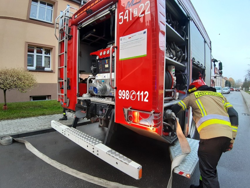 Szczecineccy policjanci uratowali staruszkę z płonącego mieszkania [zdjęcia]