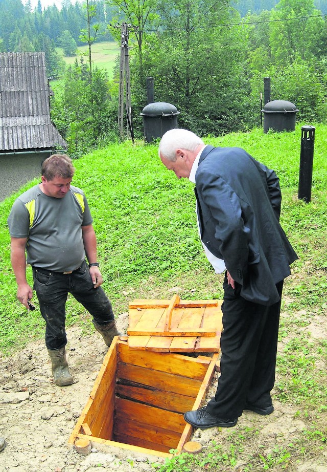 Pracownik wodociągów (z lewej) wizytuje ujęcie wody  w Suchem. Obok wójt Poronina Bronisław Stoch.