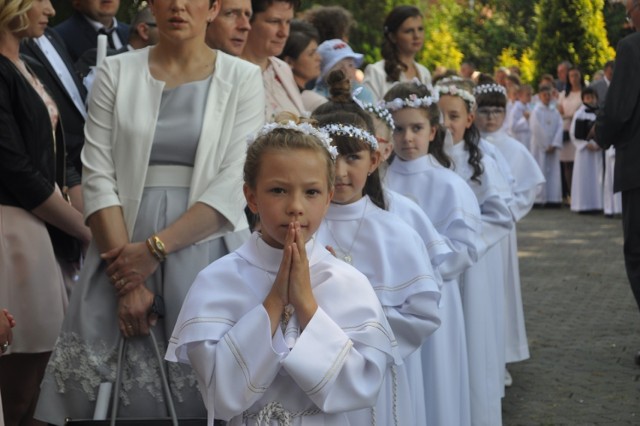 Dzieci z dolskiej parafii św. Michała Archanioła przyjęły Pierwszą Komunię Świętą