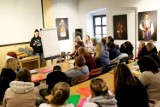 Uchodźcy z Ukrainy w Oświęcimiu uczą się języka polskiego. W Cafe Bergson ruszyły lekcje prowadzone przez ich rodaczkę [ZDJĘCIA]