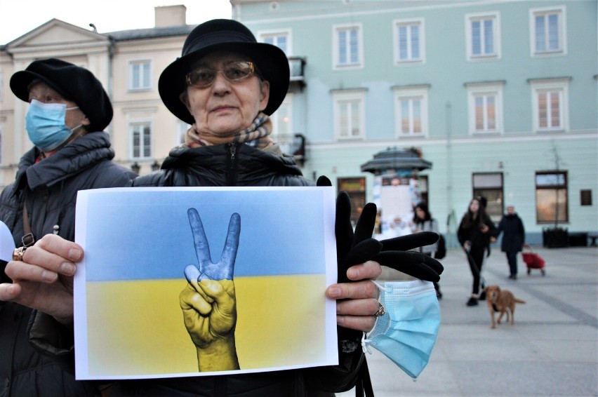 Piotrkowianie wspierają Ukrainę podczas pikiety w Rynku...