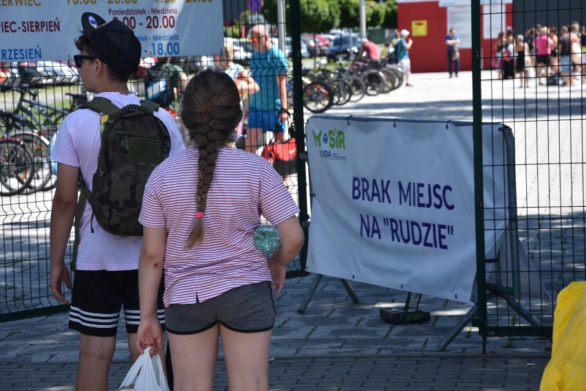 Brak miejsc na Rudzie w najcieplejszy dzień. Mieszkańcy czekają przed bramą, inni odchodzą z kwitkiem