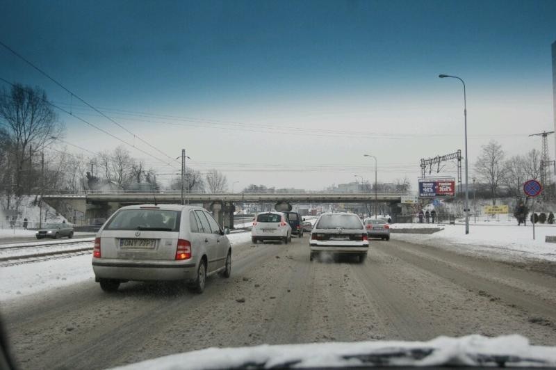 Zima we Wrocławiu. Kierowcy mają problemy (ZDJĘCIA)