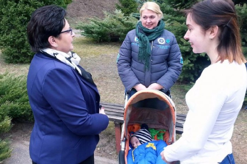 ]Minister Teresa Piotrowska odwiedziła rodziny ewakuowane z...