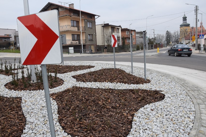 Nowe rondo oddane do użytku w Łódzkiem. Powstało w Burzeninie w powiecie sieradzkim. Budowa za prawie 7 mln zł. Łączy trzy powiaty ZDJĘCIA