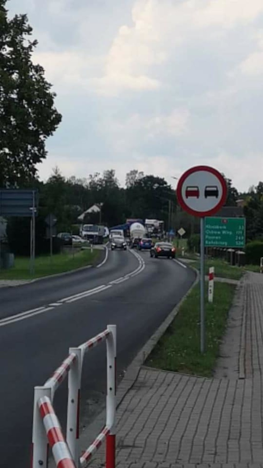 Groźnie na DK 11 w Sierakowie Śląskim. Zderzenie dwóch ciężarówek i osobowego bmw [ZDJĘCIA]