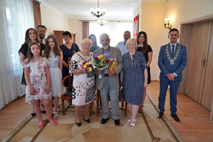 Pięćdziesiąta rocznica ślubu. Medale od Prezydenta RP za długoletnie pożycie oraz gratulacje od Burmistrza Miasta Debrzno