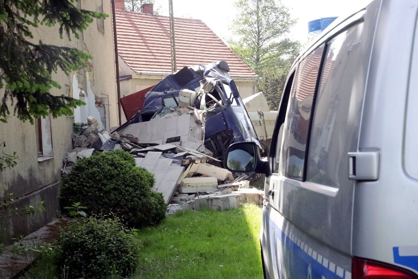 Tir wbił się w dom! Wypadek w Mściwojowie, jedna osoba została ranna, zobaczcie zdjęcia