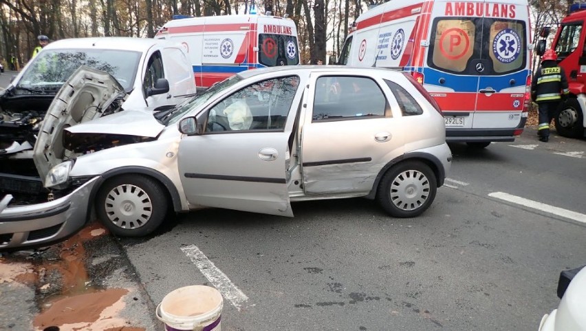 Wypadek w Rybniku: 19-latek wymusił pierwszeństwo i doszło do zderzenia trzech aut. Ranne zostały dwie osoby, matka i syn  [ZDJĘCIA]