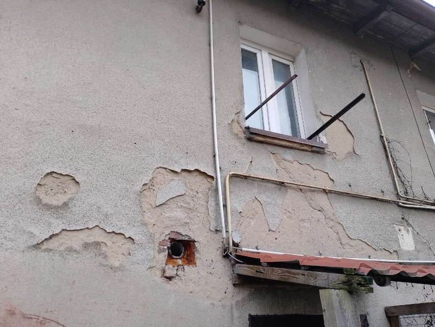 Odpadający tynk, wilgoć, zabite okna. Czy kamienica przy ul. Kościuszki w Starogardzie przejdzie remont?