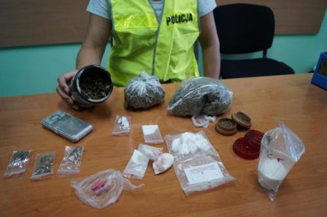 Policja w Słupcy: W jednym z mieszkań znaleziono narkotyki