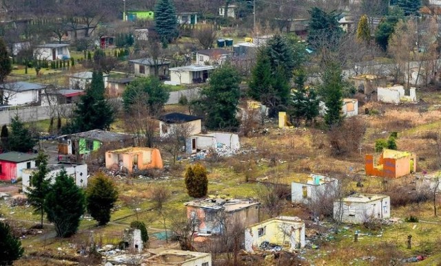 Społeczność Romów od kilku lat zamieszkuje teren byłego ogrodu działkowego przy ul. Lechickiej