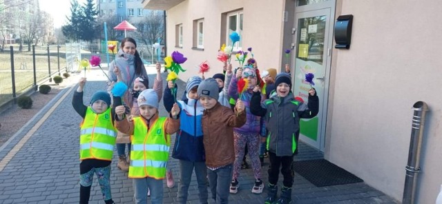 Dzieci z Przedszkola Magical World w Jędrzejowie świętowały pierwszy dzień wiosny. Rozdawały mieszkańcom własnoręcznie zrobione kwiaty.