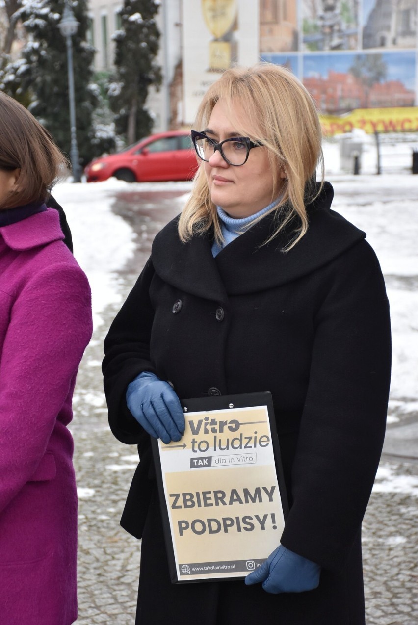 "Tak dla In Vitro" w Malborku. Parlamentarzystki Koalicji Obywatelskiej zbierały podpisy pod projektem ustawy 