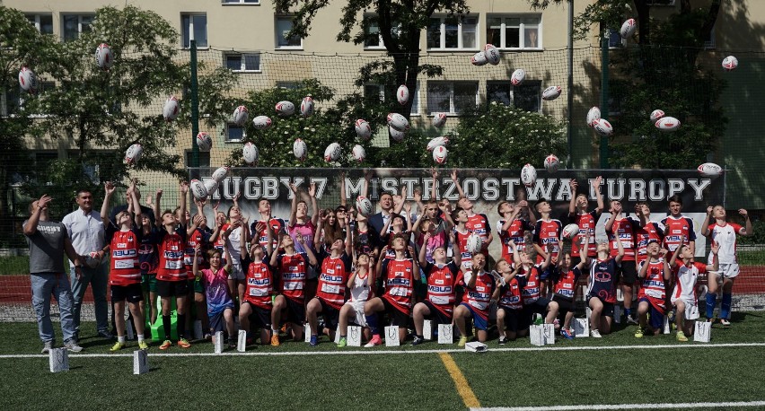 Wiceprezydent Trela grał w rugby z uczniami Gimnazjum 41 w...