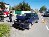 Zderzenie dwóch osobówek w Tuchomiu - kobieta w ciąży trafiła do szpitala ZDJĘCIA