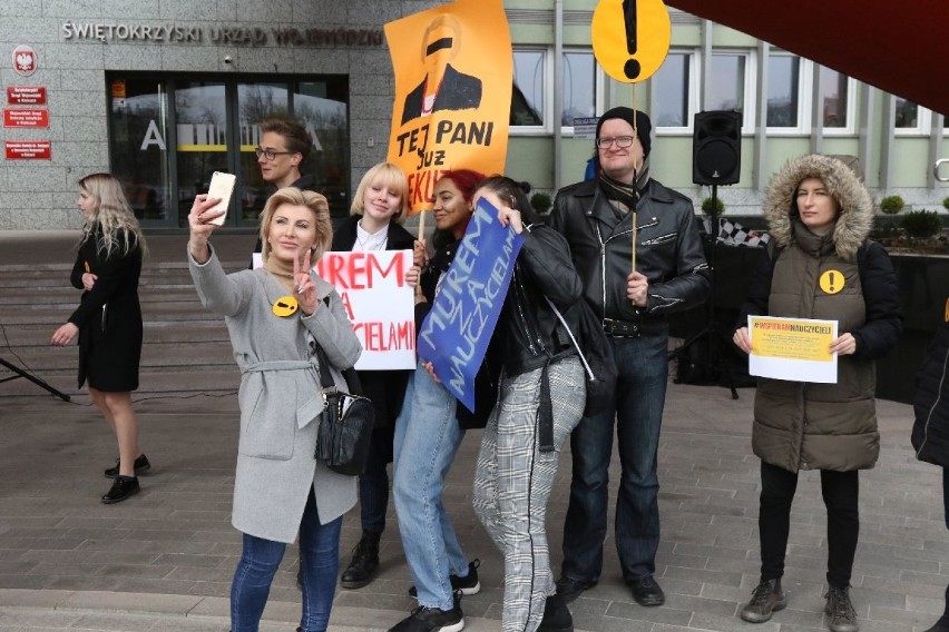 Kieleccy uczniowie murem za nauczycielami - w piątek protestowali przed kuratorium [ZDJĘCIA]