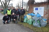 Lębork. Tych dziewięciu wzięło się za oczyszczenie przepławki na rzece Łebie